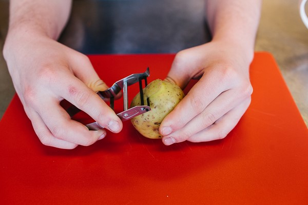 Aardappelen schillen en spoelen